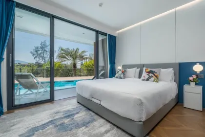 Студия с выходом в бассейн и видом на пляж в Kora Beach Residences