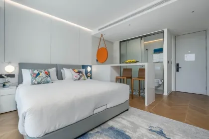 Студия с выходом в бассейн и видом на пляж в Kora Beach Residences