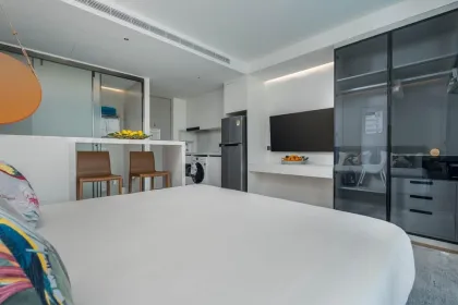 Студия с выходом в бассейн и видом на пляж в Kora Beach Residences