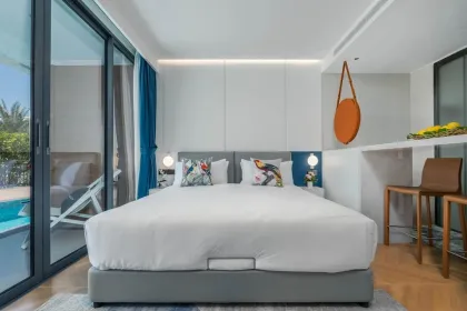 Студия с выходом в бассейн и видом на пляж в Kora Beach Residences
