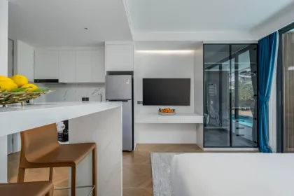 Студия с выходом в бассейн и видом на пляж в Kora Beach Residences