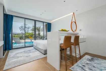 Студия с выходом в бассейн и видом на пляж в Kora Beach Residences