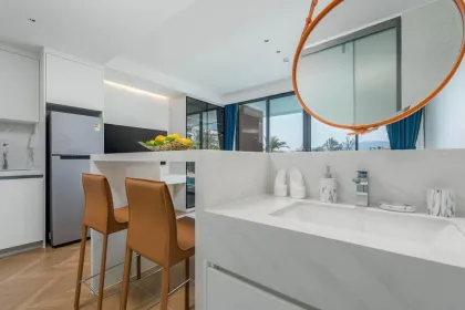 Студия с выходом в бассейн и видом на пляж в Kora Beach Residences
