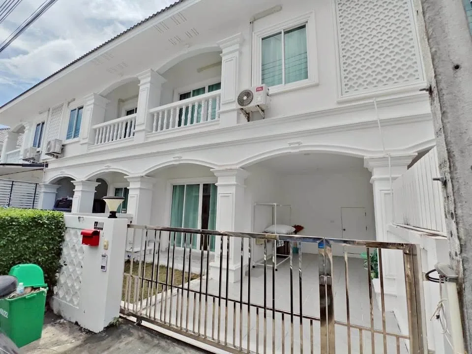 ทาวน์โฮม 2 ชั้น 3 ห้องนอน 2 ห้องน้ำ ในฉลอง