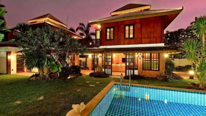 Villa piscine thaïlandaise Lanna-Balinaise exquise à Nai Harn