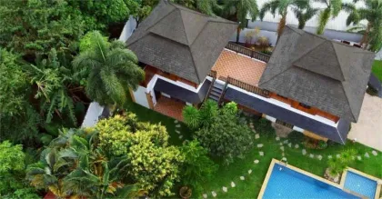 Villa piscine thaïlandaise Lanna-Balinaise exquise à Nai Harn