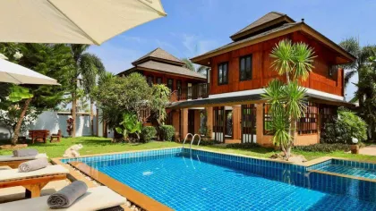 Villa piscine thaïlandaise Lanna-Balinaise exquise à Nai Harn