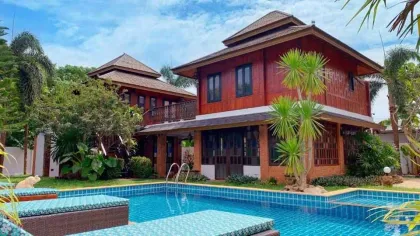 Villa piscine thaïlandaise Lanna-Balinaise exquise à Nai Harn