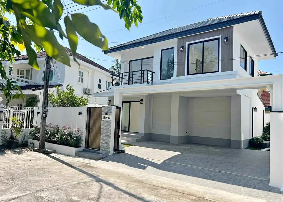 4-Bedroom, 3-Bathroom Villa in Chaiyapruek, Chalong