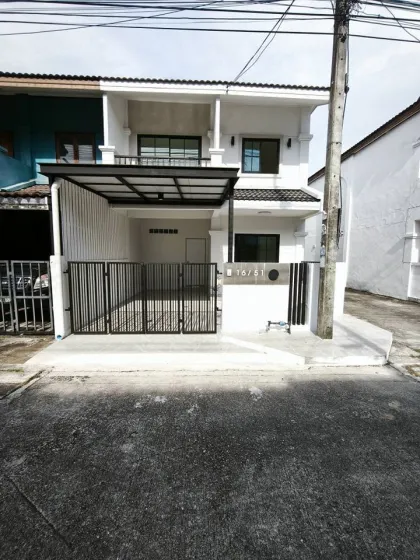 Двухэтажный угловой таунхаус Phuket Inter Villa Koh Kaew