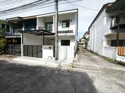 Двухэтажный угловой таунхаус Phuket Inter Villa Koh Kaew
