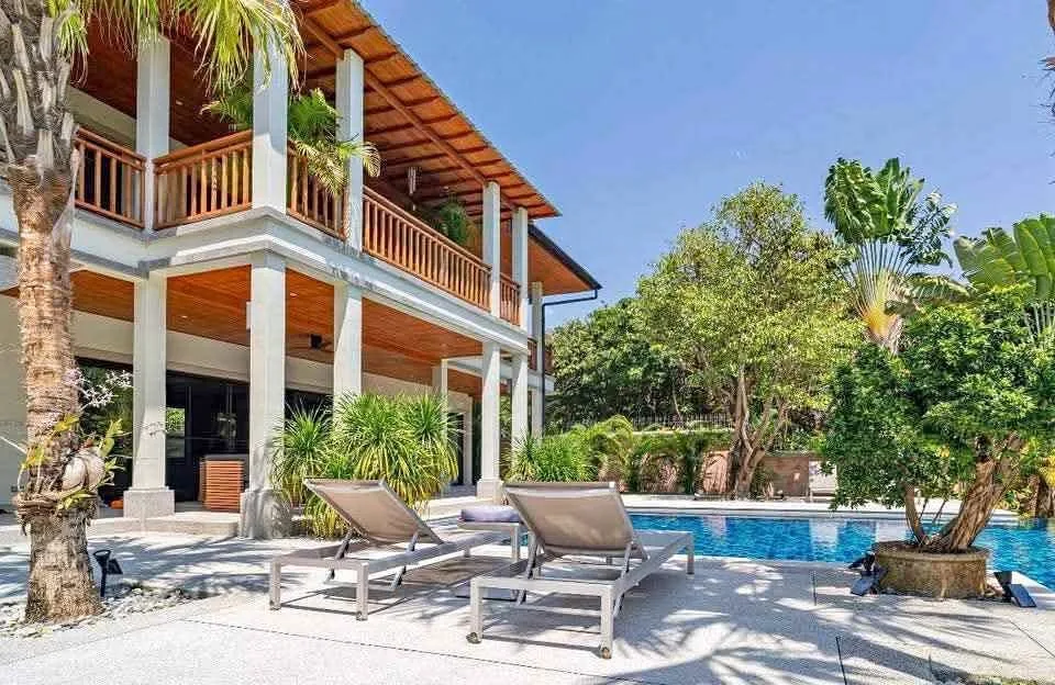 Amplia villa de 4 habitaciones y 5 baños en venta en Rawai