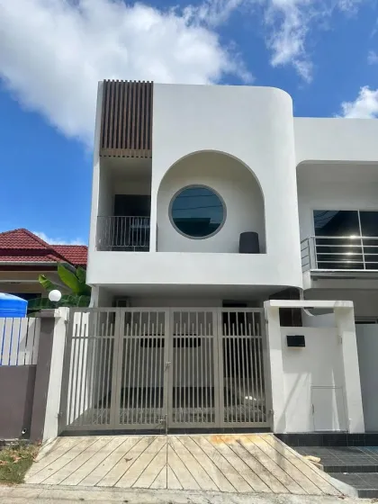 Neues Modernes Tropisches 2-Schlafzimmer Stadthaus in Rawai