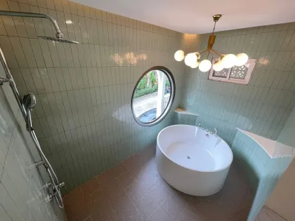 Neues Modernes Tropisches 2-Schlafzimmer Stadthaus in Rawai