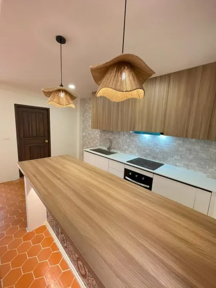 Neues Modernes Tropisches 2-Schlafzimmer Stadthaus in Rawai