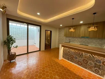 Neues Modernes Tropisches 2-Schlafzimmer Stadthaus in Rawai