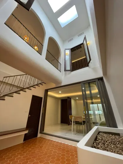 Neues Modernes Tropisches 2-Schlafzimmer Stadthaus in Rawai