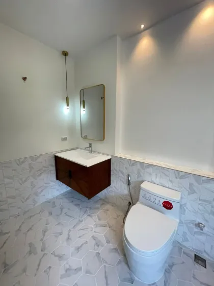 Neues Modernes Tropisches 2-Schlafzimmer Stadthaus in Rawai
