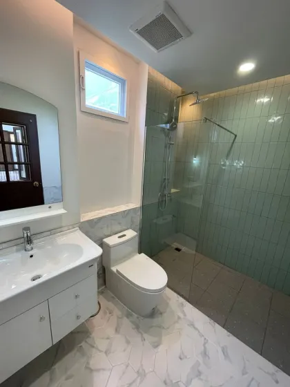 Neues Modernes Tropisches 2-Schlafzimmer Stadthaus in Rawai