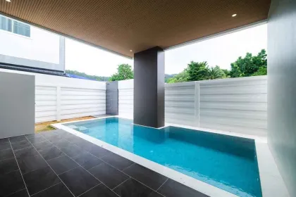 Moderne 3-Zimmer 2-stöckige Poolvilla in Chalong