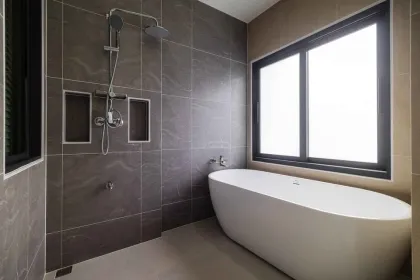 Moderne 3-Zimmer 2-stöckige Poolvilla in Chalong