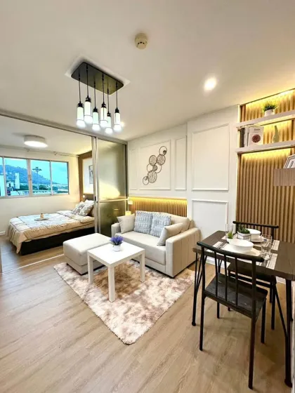 Unidad Esquinera de 1 Habitación y 1 Baño Recientemente Renovada en DCondo Kathu