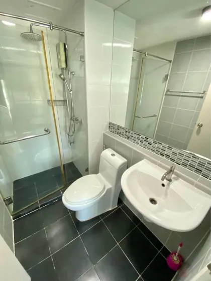 Unidad Esquinera de 1 Habitación y 1 Baño Recientemente Renovada en DCondo Kathu