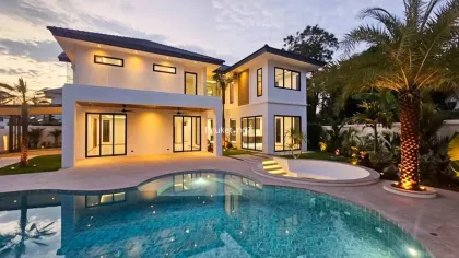 Villa Familiale Moderne avec Piscine à Chalong, 4 Chambres, 5 Salles de Bain