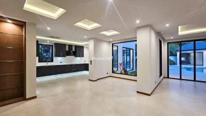 Villa Familiale Moderne avec Piscine à Chalong, 4 Chambres, 5 Salles de Bain