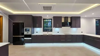 Villa Familiale Moderne avec Piscine à Chalong, 4 Chambres, 5 Salles de Bain