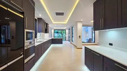 Villa Familiale Moderne avec Piscine à Chalong, 4 Chambres, 5 Salles de Bain