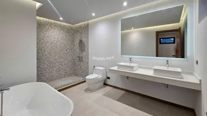 Villa Familiale Moderne avec Piscine à Chalong, 4 Chambres, 5 Salles de Bain