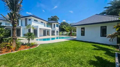 Villa Familiale Moderne avec Piscine à Chalong, 4 Chambres, 5 Salles de Bain