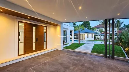 Villa Familiale Moderne avec Piscine à Chalong, 4 Chambres, 5 Salles de Bain