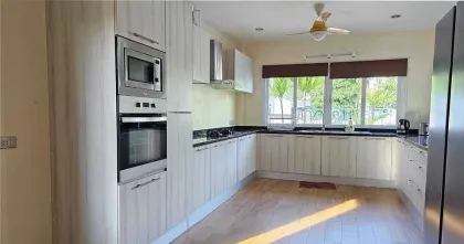 Вилла с бассейном 3 спальни на продажу в Кату, Пхукет