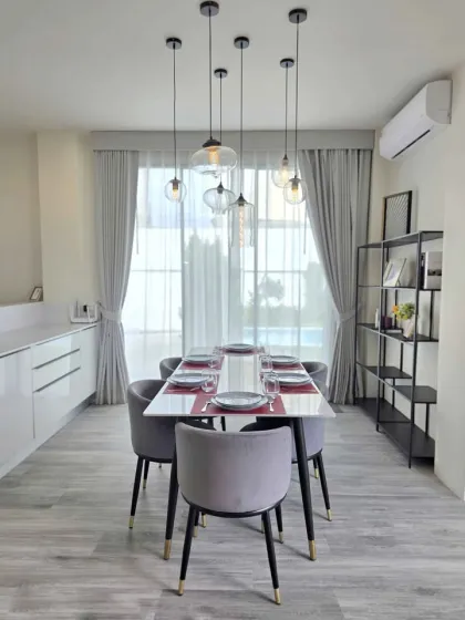 Moderne 4-Zimmer-Poolvilla in Rawai, Phuket