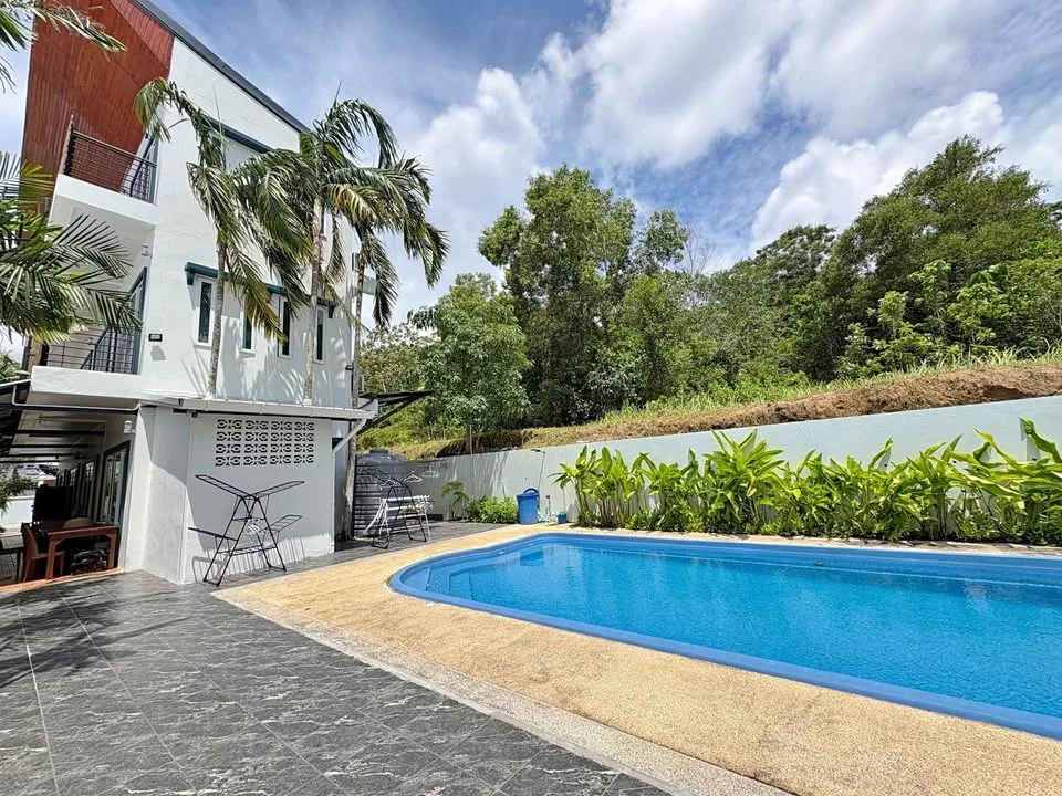 Moderne tropische Poolvilla mit Meerblick nahe Phuket Town