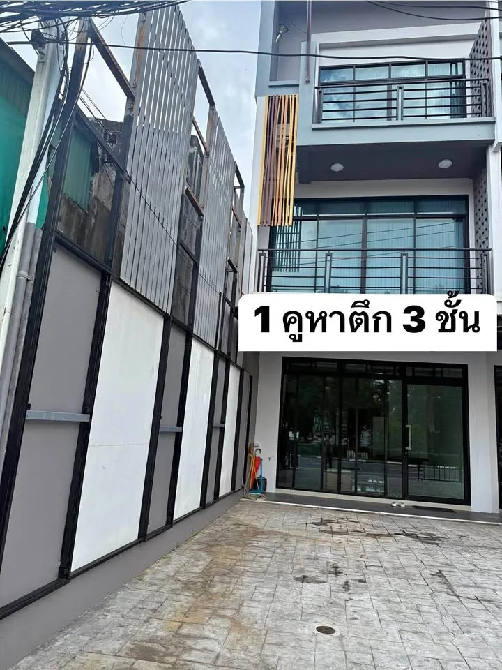 3-Storey Townhouse with 5 Beds and 5 Baths for Sale