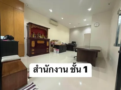 3-Storey Townhouse with 5 Beds and 5 Baths for Sale