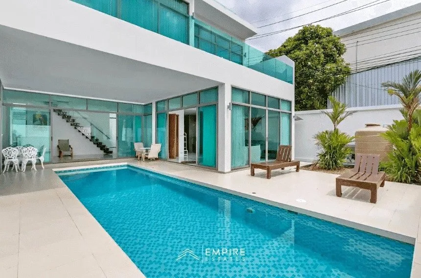 Villa de 4 Dormitorios y 5 Baños en Venta en Kamala, Phuket