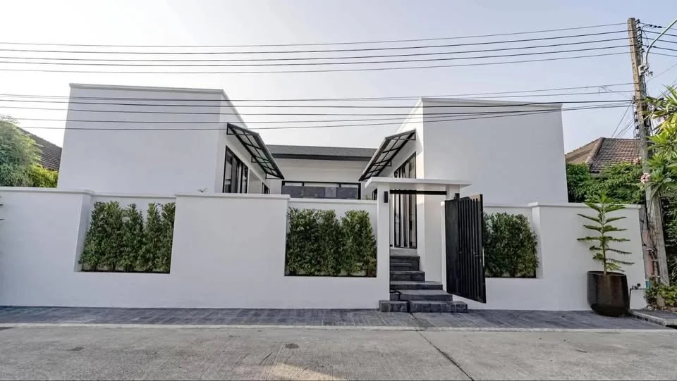 Luxuriöse moderne Poolvilla mit 3 Schlafzimmern in Paklok, Phuket