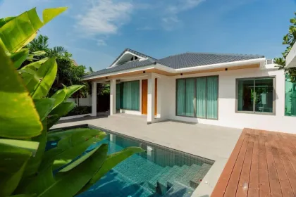 Villa de plain-pied 3 chambres avec piscine à Maneekram Village, Chalong