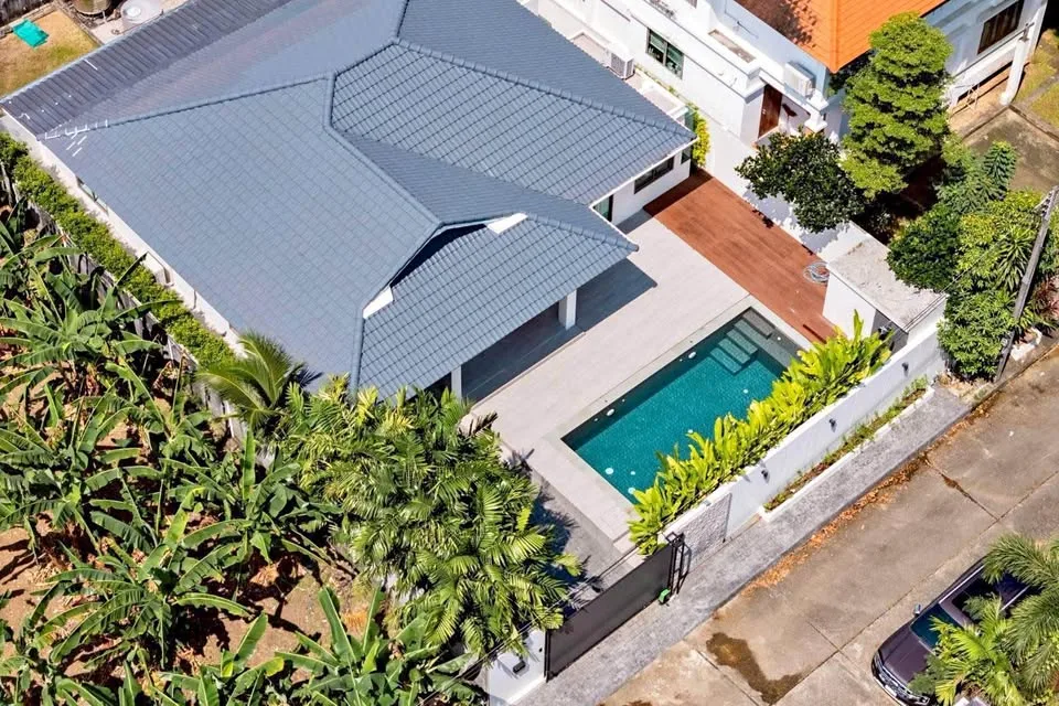 Villa de una planta con piscina, 3 habitaciones y 4 baños en Maneekram Village, Chalong