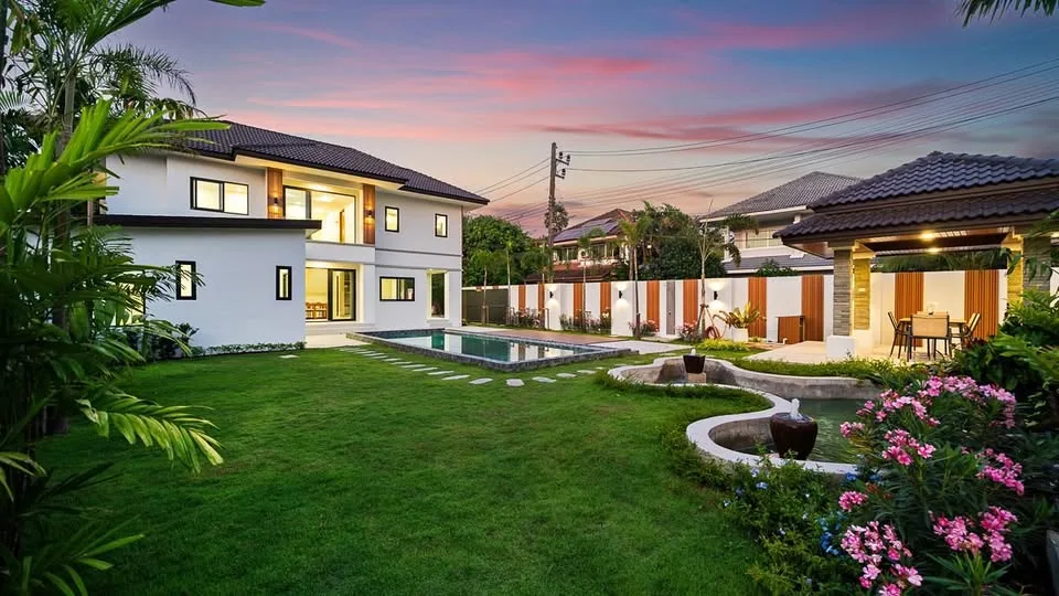 Geräumige tropische 4-Zimmer-Poolvilla nahe Robinson Lifestyle Thalang