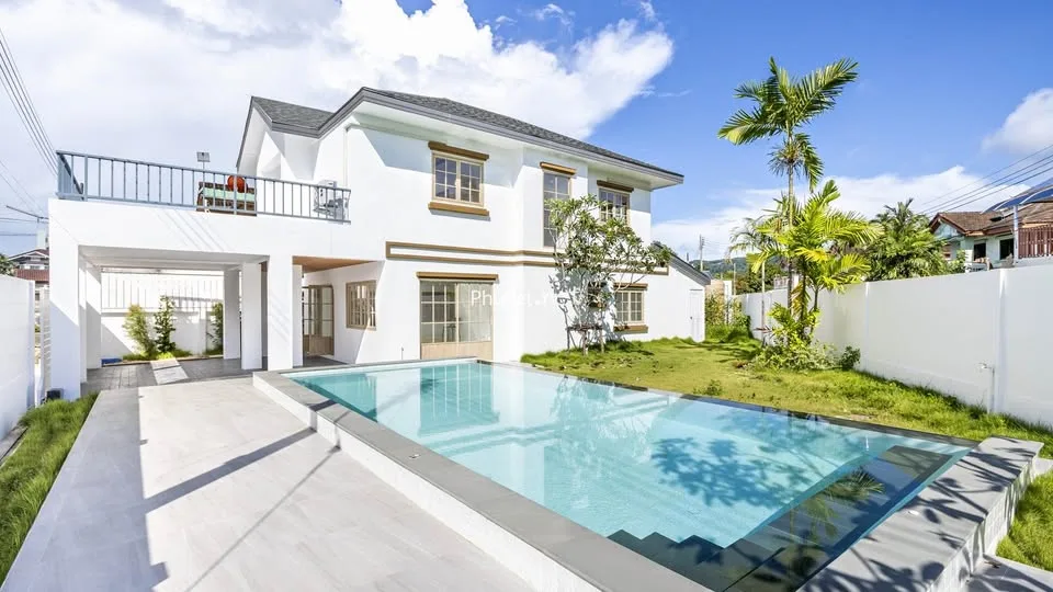 Villa familiale élégante avec piscine 4 chambres à Chalong