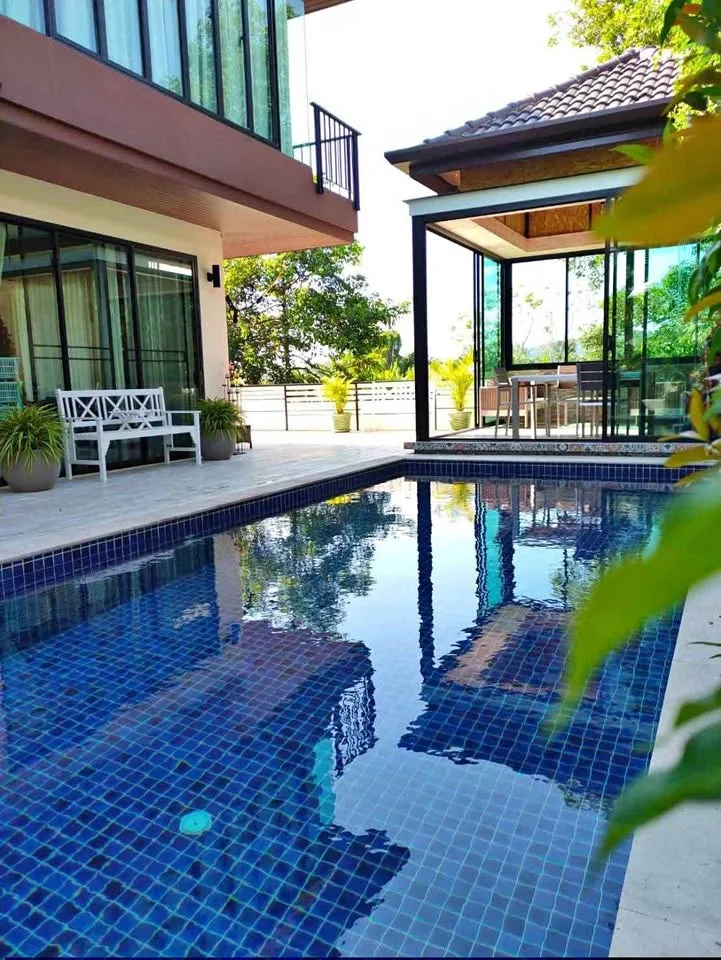 Private Pool Villa mit 4 Schlafzimmern und 4 Badezimmern in Pasak, Thalang
