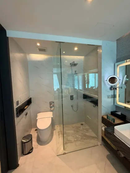 อพาร์ตเมนต์ 1 ห้องนอนหรู พร้อมทางเข้าสระว่ายน้ำที่ Wyndham Grand Nai Harn