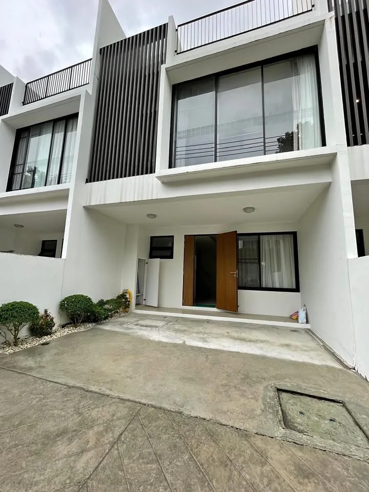 Casa adosada de 3 dormitorios y 4 baños en Laguna Park, Kamala