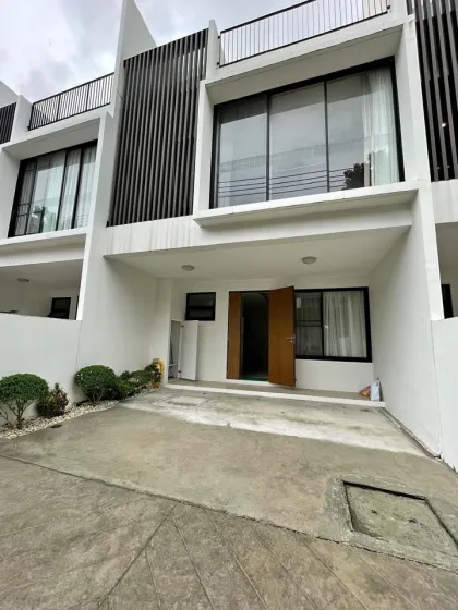 Casa adosada de 3 dormitorios y 4 baños en Laguna Park, Kamala