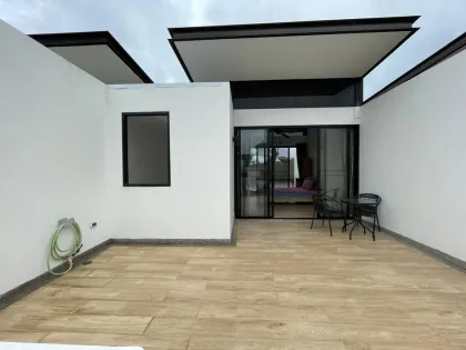 Casa adosada de 3 dormitorios y 4 baños en Laguna Park, Kamala